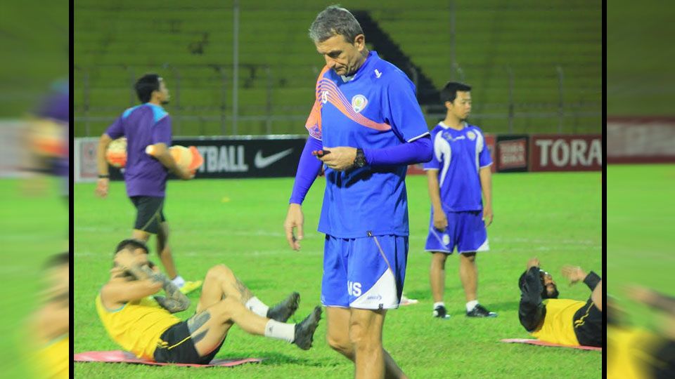 Pelatih Arema Cronus, Milomer Seslija harus menghadapi krisis pemain di pekan 28 TSC 2016. Copyright: © Taufik Hidayat/Indosport